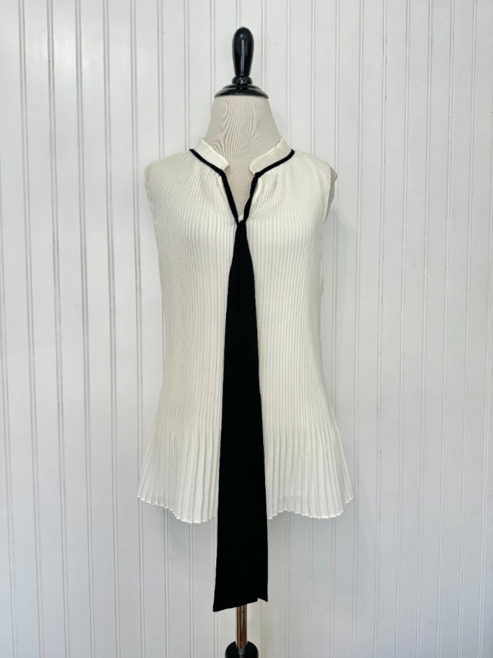 NWT DKNY Sleeveless Pleated Top Neck Tie Detail White&Black Size L